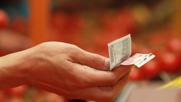إن التطورات الاقتصادية العالمية تشير إلى تنامي المخاوف من تزايد اتباع سياسة الخفض التنافسي لأسعار الصرف، بهدف زيادة الصادرات