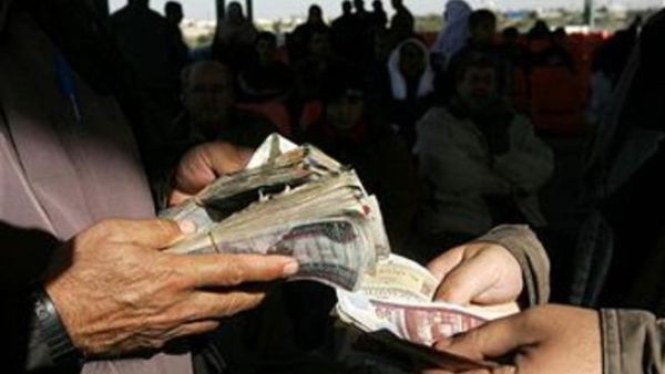 أدت الضغوط على العملة المصرية إلى تراجع قيمتها في الفترة الأخيرة لتبلغ أدنى مستوى لها على الإطلاق مقابل العملة الأميركية