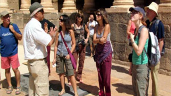 انخفض عدد القادمين من 196 ألف قادم في شهر تموز 2011 إلى 91 قادم في شهر تموز 2012 انخفض عدد القادمين من 196 ألف قادم في شهر تموز 2011 إلى 91 قادم في شهر تموز 2012