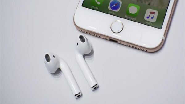 نفاذ جميع سماعات "AirPods" بجميع متاجر آبل حول العالم 