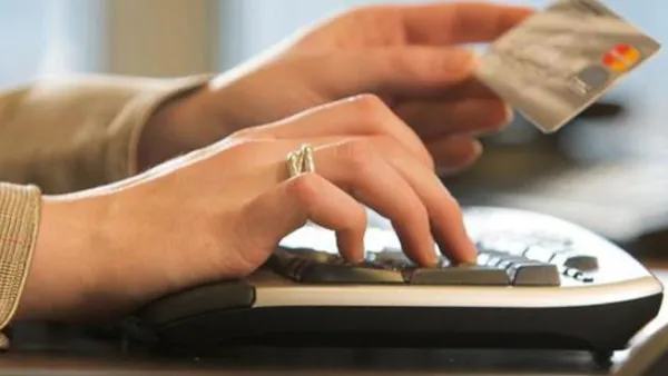 تمنحك بطاقات الاسترجاع النقدي الائتمانية مالاً على أساس المبلغ الذي تنفقه من البطاقة، تُقدّم لك بطاقات الائتمان المبنية على المكافآت امتيازات مقابل المبالغ التي تنفقها