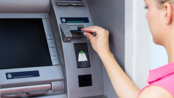 استخدم أجهزة الصراف الآلي الموجودة في البنوك فقط وقم بإخفاء (الرمز الشخصي - Pin Code) الخاص بك