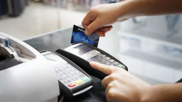 مع تواصل استخدام آلات قراءة البطاقات الائتمانية المعيبة، يظل التجار المحتالين مصدر تهديد حقيقي