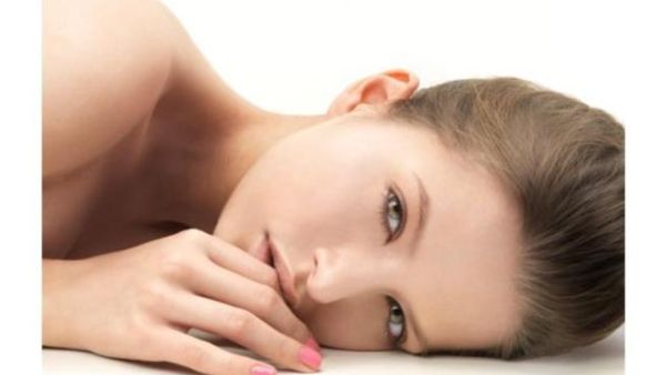 تنصحك خبيرة التجميل بوضع القليل من المكياج خلال موعد رومانسيّ مع زوجك، إن كنت ترغبين في أن يؤدّي إلى علاقة حميميّة في وقت لاحق، فلا تضيفي أيّ ملمّع شفاه أو "بلاش" خلال الموعد