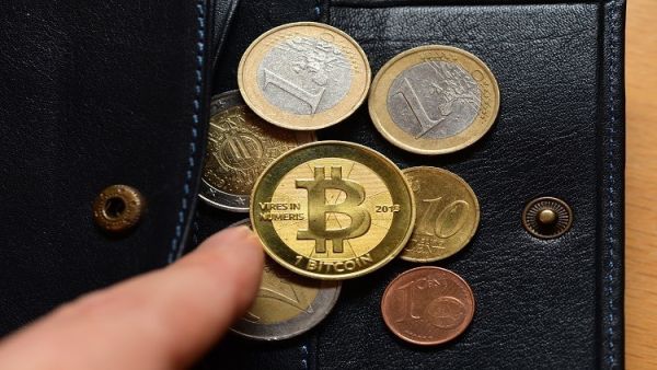 "بيتكوين" هي عملة إلكترونية لا يوجد لها بديل فيزيائي ويتم تداولها عبر الإنترنت فقط