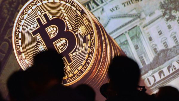البيتكوين هي عملة رقمية افتراضية مشفرة، تشبه الدولار أو اليورو، غير أنها رقمية فقط، أي يتم التعامل بها عن طريق الإنترنت فقط وليس لها وجود مادي