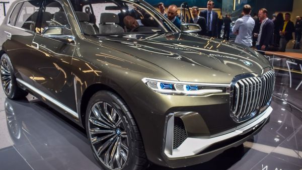 بي إم دبليو حافظت على هوية سياراتها في تصميم X7 iPerfromance التي إمتلكت مصابيح نحيلة في الأمامية مع الشبك المزدوج الذي يبدو واضحاً في المقدمة بفضل ضخامة حجمه