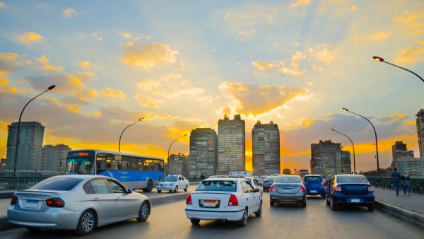 مصر تزيد رسوم المرور على الطرق للمركبات الخاصة والنقل