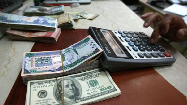 العملات العربية هي من أكبر المتضررين في عام 2014، بعد أن كان اليورو والدولار في سنوات سابقة هما المتضرر الأكبر