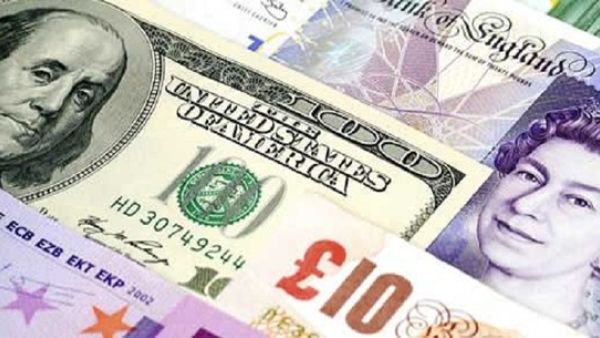 الدولار يستقر والاسترليني نحو أعلى مستوى في عام
