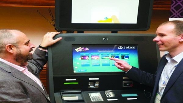 ستتوفر بطاقات (Dubai Card) التي تحمل علامة “ماستركارد”، مبدئياً للمقيمين في دبي عبر أجهزة الإصدار الذكي ذاتية الخدمة، التي تديرها شركة “المدفوعات الوطنية” وتتواجد بـ200 موقع ضمن مراكز التسوق، ومواقف وسائل النقل العامة