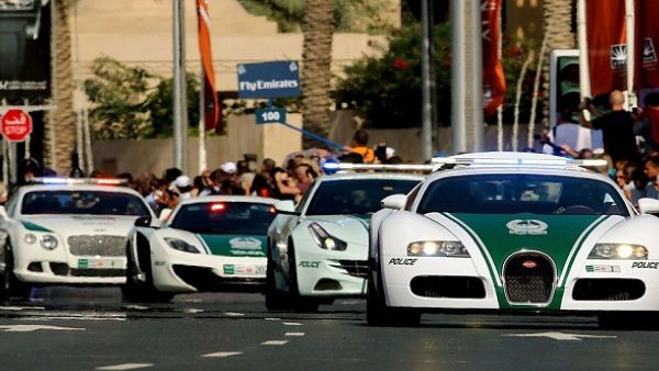أسطول “شرطة دبي” يضم أفخر وأسرع السيارات السوبر رياضية في العالم، منها بوغاتي فيورن سوبر سبورت، ولامبورغيني افنتادور، وأستون مارتن وان 77، ومرسيدس جي 63 برابوس، إضافة إلى ماكلارين إم بي 4 ـ 12 سي