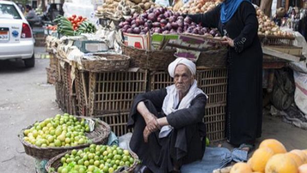 الأسر المصرية تعيش التقشف لمواجهة موجة غلاء غير مسبوقة