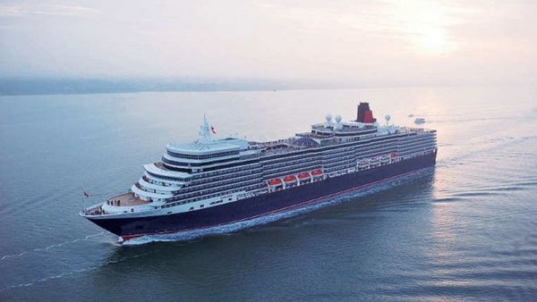 رحلة Cunard Queen Elizabeth رحلة "كونارد كوين إليزابيث" تبدأ من ساوثهامبتون في بريطانيا وترسو في ماديرا، وجزيرة ريونيون، وناميبيا، وكوراكاو. وتكلف أغلى غرفة مساحتها 1,375 قدما مربعا، 194,000 للشخص الواحد