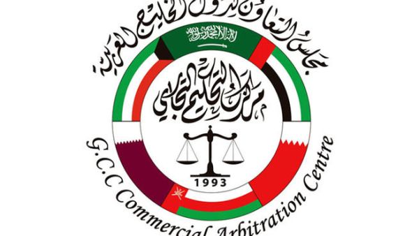 أوضح الأمين العام لمركز التحكيم التجاري الخليجي أن «تحقيق التكامل النقدي للمنظومة الاقتصادية الخليجية يتطلب توحيد العملة الخليجية بعملة واحدة يتم التعامل بها، وهذه الدرجة العالية من التكامل يتطلب إيجاد بنك مركزي واحد للمنطقة وتوحيد الأسواق والسياسات المالية