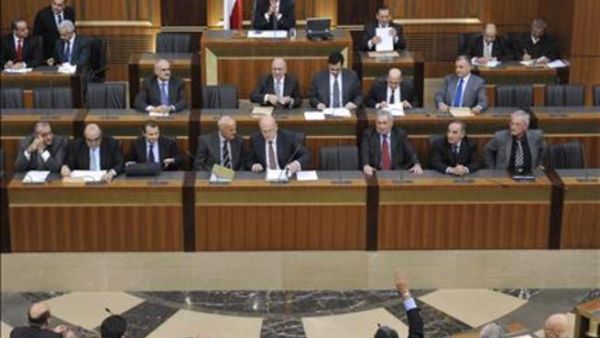 تعتبر المصادر أن الحل الأجدى لتجنّب وقوع فضيحة تاريخية في البلد تتمثل في تعيين الأفراد وفقاً للمحاصصة السياسية