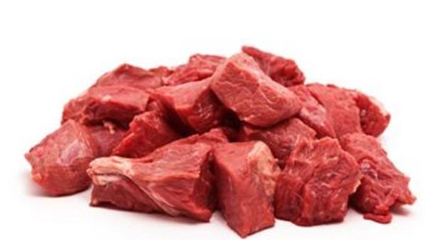 أعلنت الحكومة البحرينية الشهر الماضي أنها سترفع الدعم عن اللحوم اعتبارا من الأول من سبتمبر أيلول لتسمح للأسعار بالارتفاع على أن تدفع تعويضا ماليا للمواطنين وليس الأجانب الذين يشكلون نحو نصف عدد السكان البالغ نحو 1.3 مليون نسمة