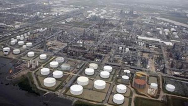 ان مصنعي البتروكيماويات في الدول المتقدمة أصبح بمقدورهم الآن الحصول على الغاز بكميات ضخمة وبأسعار منخفضة وهو ما سيضعف من الميزة التنافسية التي تتمتع بها مصانع البتروكيماويات في منطقة الخليج العربي عن منافساتها حول العالم