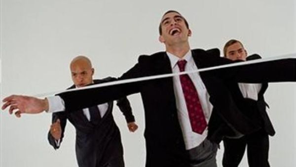 خصص وقتاً للعب والاستمتاع، إن تحقيق التوازن بين العمل والحياة ليس بتلك الصعوبة التي قد تعتقدها، أنت تحتاج فقط أن تحدد وتدخل إلى مزيجك الأسبوعي بعضاً من الأنشطة التي تهمك حقاً