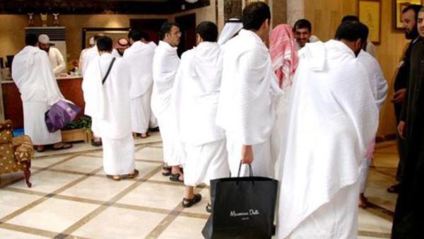 أشارت المصادر إلى أن أسعار بيع الإجازات المزيفة يبدأ من 500 دولار وحتى 1500 دولار، في ظل وجود نفوس مريضة في بعض حملات الحج (المصدر: العربية.نت)