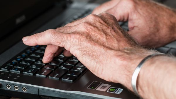 أشارت وزارة الموارد البشرية والتوطين إلى أنها ستقبل طلبات الحصول على تأشيرات إقامة متصلة بالعمل بالنسبة للأفراد العاملين في القطاع الخاص الذين تتجاوز أعمارهم 60 عاما وحتى سن 65 عاما. (Pixabay)