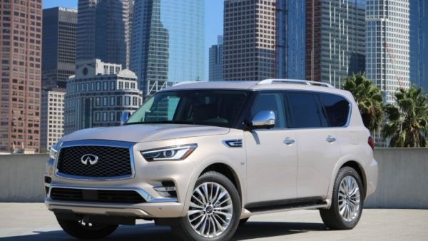 ميكانيكياً ما زالت QX80 تتوفر بمحرك V8 بسعة 5.6 لتر ينتج 400 حصان تنتقل إلى الإطارات بواسطة ناقل حركة أوتوماتيكي من 7 سرعات