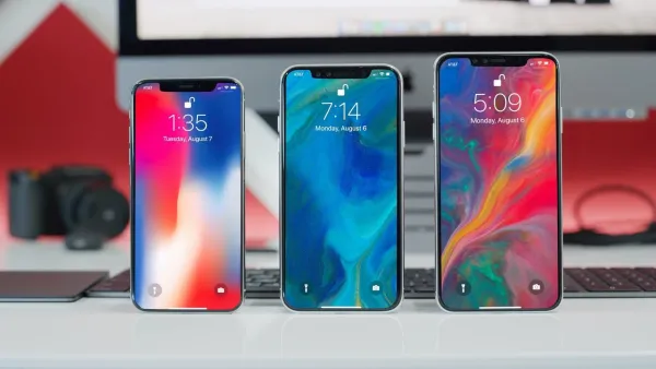 يقوم الفيديو بتسليط الضوء على حجم iPhone المزود بشاشة 6.5 إنش مقارنة بـ iPhone المزود بشاشة 5.8 إنش