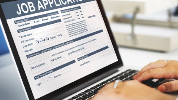 يرتكب العديد من الباحثين عن عمل خطاً كبيراً باستخدام نفس السيرة الذاتية وخطاب المقدمة للتقدم الى كافة الوظائف الشاغرة التي تهمهم