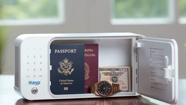 خزنة “iKeyp Pro Safe” توفر إمكانية إقفالها إما عبر رقم سري أو مفتاح أو من خلال تطبيق على الهواتف الذكية