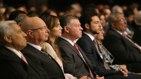 يعقد المنتدى اجتماعه السنوي في منتجع دافوس السويسري، في شهر كانون الثاني من كل عام، فيما يعقد اجتماعات إقليمية بشكل دوري، أبرزها لمنطقة الشرق الأوسط وشمال أفريقيا الذي اتخذ من منتجعات البحر الميت مقرا إقليميا له