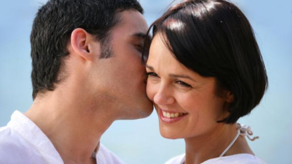 القبلة لا تقل أهمية في العلاقة الزوجية عن أي شيء آخر فهي تعطي شعوراً بالحب