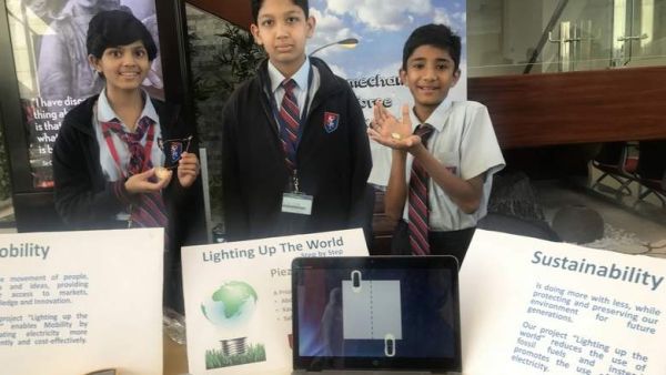 كان الهدف من مشروع الطاقة من قبل طلاب الصف 8 في مدرسة جيمس هو تسليط الضوء على التنقل والاستدامة والفرص، وهي الموضوعات الثلاثة للمعرض كان الهدف من مشروع الطاقة من قبل طلاب الصف 8 في مدرسة جيمس هو تسليط الضوء على التنقل والاستدامة والفرص، وهي الموضوعات الثلاثة للمعرض