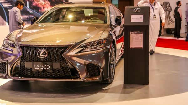 جذبت LS الأنظار بشكل مميز في المعرض, حيث نجح تصميمها الجريء بزواياه الحادة بجذب زوار المعرض لاستكشاف هذه السيارة التي لم تخيب الظن كذلك من الداخل