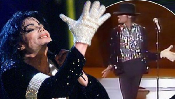 بدأ المزاد عملية بيع القفاز الذى صمم خصيصاً لمايكل جاكسون خلال جولته فى نيفرلاند 1984، في دار مزادات “Nate D. Sanders”، بسعر 20 ألف دولار، وتضاعف هذا السعر بسرعة ليصل إلى سعره النهائي البالغ 51.880 ألف دولاراً