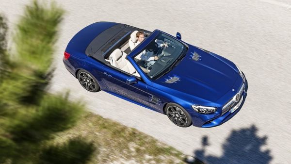 تأتي مرسيدس SL AMG 63 الجديدة أيضاً بالعديد من قطع المصنوعة من الكاربون فايبر التي تختلف عن الفئة الأساسية، فهي تزين السيارة من الخارج والداخل تأتي مرسيدس SL AMG 63 الجديدة أيضاً بالعديد من قطع المصنوعة من الكاربون فايبر التي تختلف عن الفئة الأساسية، فهي تزين السيارة من الخارج والداخل
