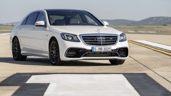 تأتي مرسيدس S-Class المحدثة بواجهة جديدة تشمل الشبك الأمامي الجديد وفتحات التهوية المحدثة لتمييز الفئات المختلفة من السيارة
