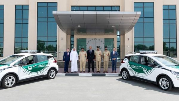 شرطة دبي تضيف سيارة كهربائية إلى أسطولها