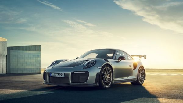 بورش تكشف عن أقوى سيارة قانونية على الطرقات GT2 RS 911