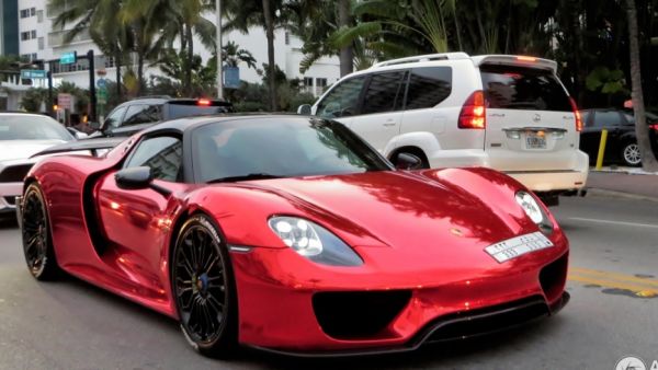 بورش 918 سبايدر سعودية بالكروم الأحمر تجذب أنظار مدينة ميامي