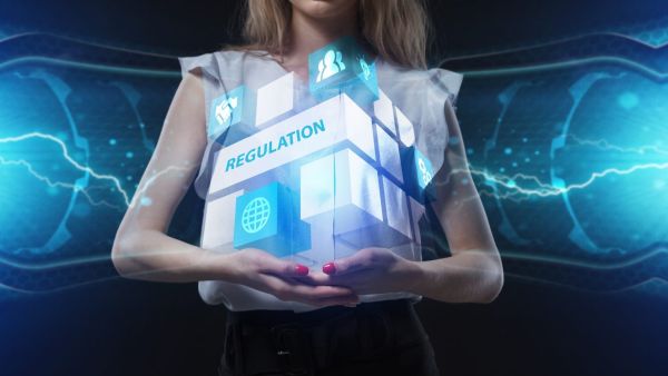 تستعمل المؤسسات المالية بالفعل مستودعات التعرف الى العميل، حيث يمكن لمؤسسات عدة تخزين وتبادل معلومات العناية الواجبة تجاه العميل على اساس مركزي