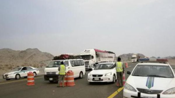 وقف رجال الأمن قائد السيارة ومرافقه (مواطنان) وبعد التحقق من الوضع أخلي سبيلهما مع حمولتهما التي كانت تنقل بطريقة خطرة