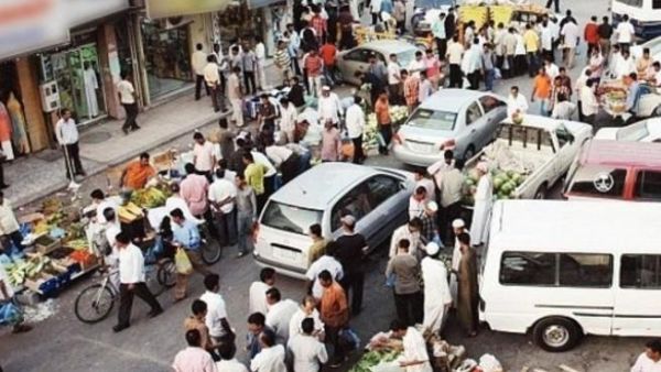 أشار إلى أن الوزارة تحفظ حقوق الموظف في حالة رغبة صاحب العمل في أن يباشر بعض الموظفين عملهم في أحد أيام الإجازة لحاجة العمل، شريطة موافقة الموظف، ويعطى مقابل ذلك أجرا إضافيا وفقا للأنظمة الصريحة بهذا الشأن (المصدر:العربية.نت) 