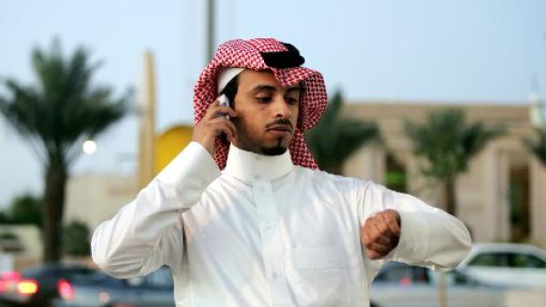 يفترض أن تنخفض أسعار المكالمات الصوتية المتنقلة والثابتة للعملاء بنسب تخفيض الهيئة نفسها لأسعار المكالمات بين الشركات وبعضها البعض، وهي 33 في المائة للمكالمات المتنقلة، و35 في المائة للمكالمات الثابتة