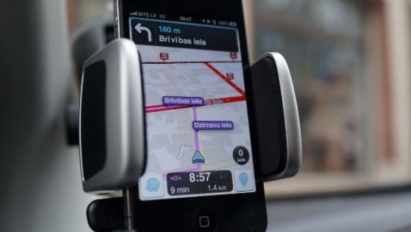 تطبيق Waze هذا التطبيق المجاني، يتيح لك معلومات الطريق، ويساعدك على الوصول إلى المكان المحدد الذي تريده كما يخبرك عن أماكن الازدحام