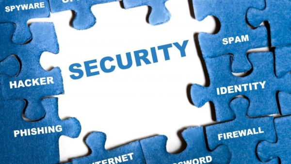 يستخدم المُهاجمون قنوات مُشفرة للتواصل مع الضحايا مثل خدمات الشبكات الافتراضية الخاصة VPN وTOR، وتتطلب هذه البرمجية الكثير من الجهد من قبل المُهاجمين من أجل تحديد الضحايا المناسبين