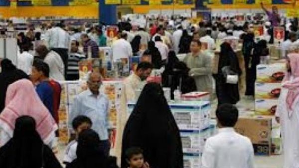 قدر المستشار الاقتصادي معدل صرف الأسر في آخر ستة أيام من شهر رمضان بنحو 15 مليار ريال، يذهب 40 في المائة منها إلى شراء الكماليات، و60 في المائة منها لشراء الأساسيات