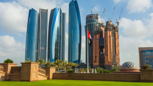 قال مستأجرون للوحدات السكنية داخل مدينة أبوظبي إن العديد من الملاك وشركات إدارة العقارات استغلت قرار المجلس التنفيذي لإمارة أبوظبي الصادر في العاشر من نوفمبر الماضي والذي ألغى تمديد عقود الإيجار وألغى القرار الذي كان يحدد الزيادة بـ5% كحد أقصى