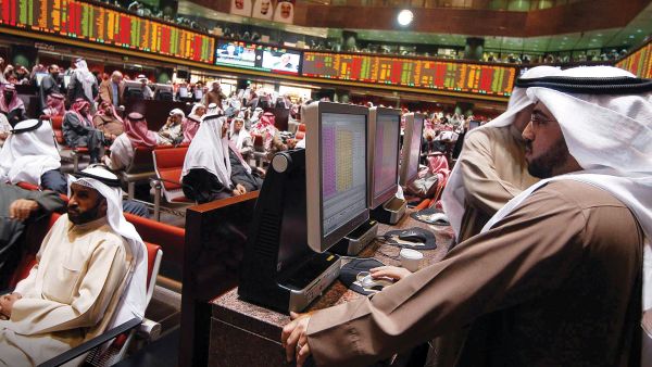 هبط المؤشر العام لسوق أبوظبي 0.4 بالمئة مع انخفاض سهم بنك أبوظبي الأول 0.9 بالمئة مسجلا خسائر لثلاث جلسات متتالية