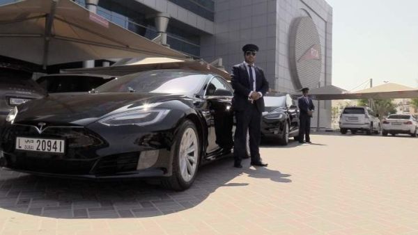 تم تشغيل خمسين سيارة كهربائية من طراز تيسلا منذ سبتمبر 2017 – 25 منها سيدان نموذج S والباقي هي سيارات دفع رباعي نموذج X