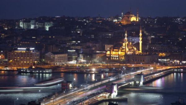 اسطنبول تغص بعشرات الآلاف من السياح القادمين من مختلف أنحاء العالم، وخاصة القادمين من مختلف دول الخليج الذين يبدو أن أعدادهم سجلت ارتفاعاً استثنائياً العام الحالي